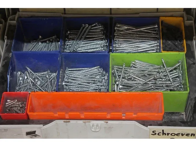 Bevestigingsmaterialen in vier kunststoffenkoffers voornamelijk schroeven. - afbeelding 8 van  8