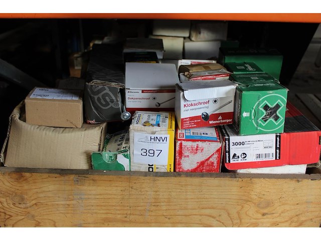 Bevestigingsmaterialen op pallet w.o. schroeven en nagels in diverse uitvoeringen en panhaken. - afbeelding 1 van  2