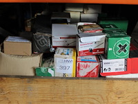 Bevestigingsmaterialen op pallet w.o. schroeven en nagels in diverse uitvoeringen en panhaken. - afbeelding 1 van  2
