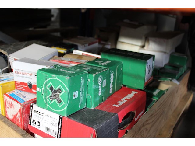 Bevestigingsmaterialen op pallet w.o. schroeven en nagels in diverse uitvoeringen en panhaken. - afbeelding 2 van  2