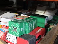 Bevestigingsmaterialen op pallet w.o. schroeven en nagels in diverse uitvoeringen en panhaken. - afbeelding 2 van  2