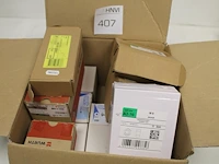 Bevestigingsmaterialen waaronder bouten, moeren en schroeven in doos. - afbeelding 1 van  1