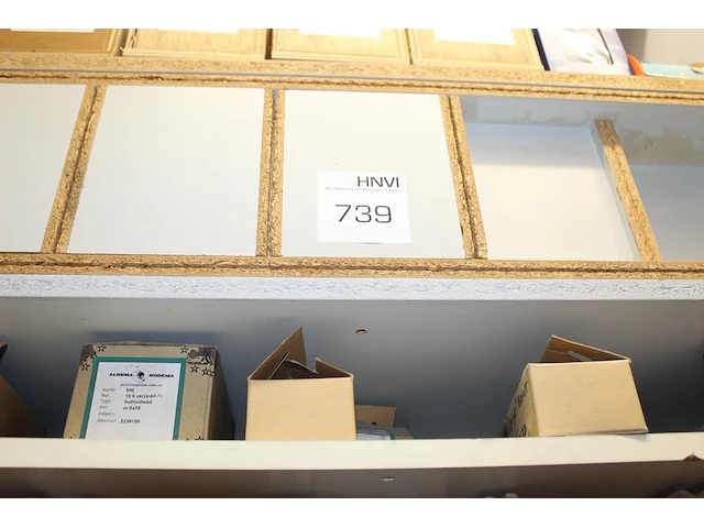 Bevestigingsmaterialen waaronder bouten, moeren, ringen, dopmoeren, inslagmoeren, stokeinden, enz. in drie ... - afbeelding 1 van  2