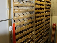 Bevestigingsmaterialen waaronder bouten, moeren, ringen, dopmoeren, inslagmoeren, stokeinden, enz. in drie ... - afbeelding 2 van  2