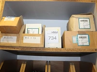 Bevestigingsmaterialen waaronder draadbouten en slotbouten in kastdeel. - afbeelding 1 van  3