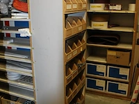 Bevestigingsmaterialen waaronder draadbouten en slotbouten in kastdeel. - afbeelding 2 van  3