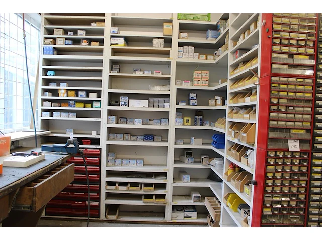 Bevestigingsmaterialen waaronder schroeven, bouten, s-haken, hoekbeugels, enz. in hoekkast. - afbeelding 1 van  3