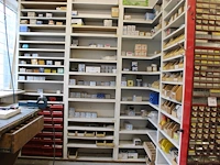 Bevestigingsmaterialen waaronder schroeven, bouten, s-haken, hoekbeugels, enz. in hoekkast. - afbeelding 1 van  3