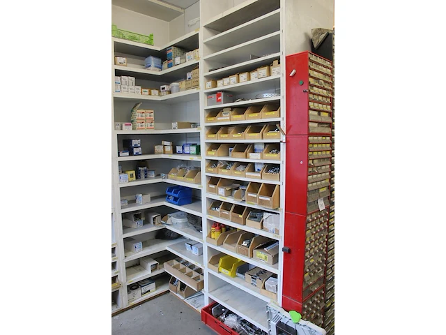 Bevestigingsmaterialen waaronder schroeven, bouten, s-haken, hoekbeugels, enz. in hoekkast. - afbeelding 2 van  3