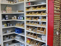 Bevestigingsmaterialen waaronder schroeven, bouten, s-haken, hoekbeugels, enz. in hoekkast. - afbeelding 2 van  3