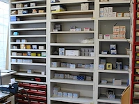 Bevestigingsmaterialen waaronder schroeven, bouten, s-haken, hoekbeugels, enz. in hoekkast. - afbeelding 3 van  3