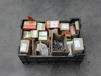 Bevestigingsmaterialen w.o. boeten, moeren en ringen w.o. rvs in kunststof krat. - afbeelding 1 van  2