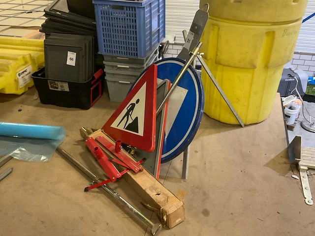 Bewegwijzeringsbord en divers - afbeelding 1 van  2