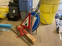 Bewegwijzeringsbord en divers - afbeelding 1 van  2