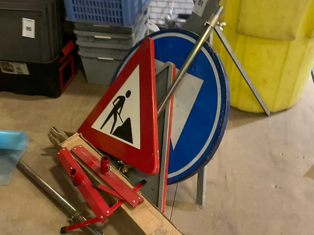Bewegwijzeringsbord en divers - afbeelding 2 van  2