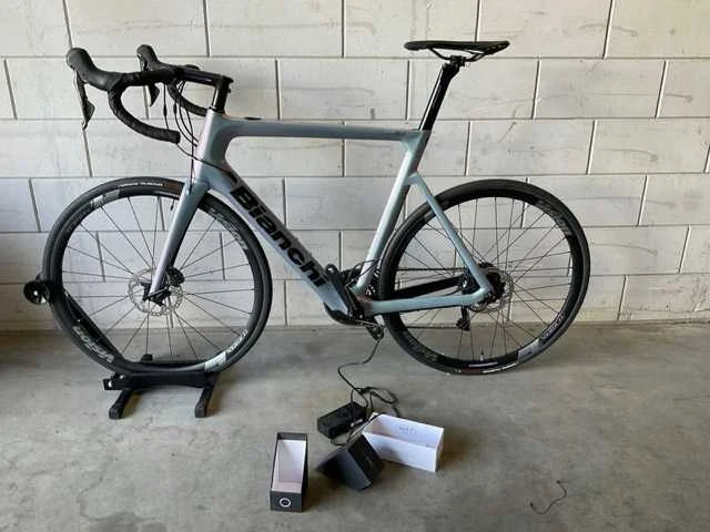 Bianchi fietsen en wielerkleding uit faillissement electrify bv