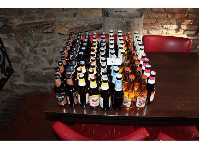 Bieren op tafel in diverse soorten zowel alcoholhoudend als alcoholvrij. ruim 75 flesjes - afbeelding 1 van  2