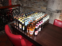 Bieren op tafel in diverse soorten zowel alcoholhoudend als alcoholvrij. ruim 75 flesjes - afbeelding 2 van  2