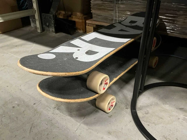 Bijzettafeltjes en skateboards (4x) - afbeelding 3 van  3