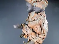 Bijzonder van diverse materialen vervaardigd beeld van een moeder met kind - afbeelding 4 van  5