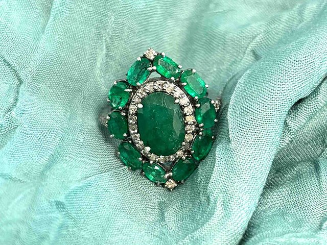 Bijzondere ring met natuurlijke edelstenen en diamant - afbeelding 1 van  7