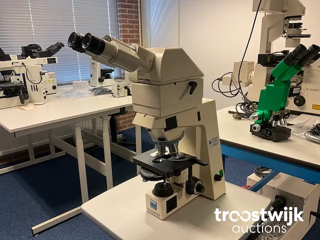 Binoculair doorvallend licht microscoop - afbeelding 1 van  9