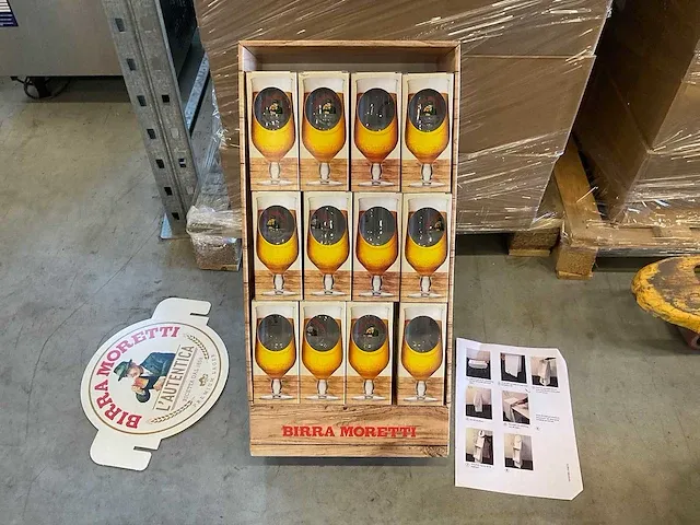 Birra moretti glazen in display (768x) - afbeelding 1 van  3