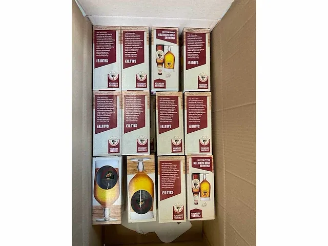 Birra moretti glazen in display (768x) - afbeelding 2 van  3