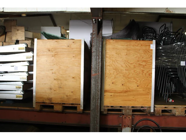 Bistrosetjes in twee uitvoeringen in twee palletboxen. - afbeelding 1 van  4