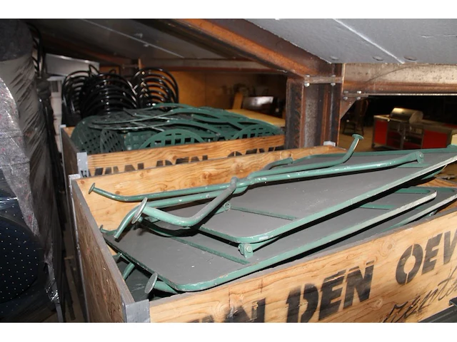 Bistrosetjes in twee uitvoeringen in twee palletboxen. - afbeelding 4 van  4