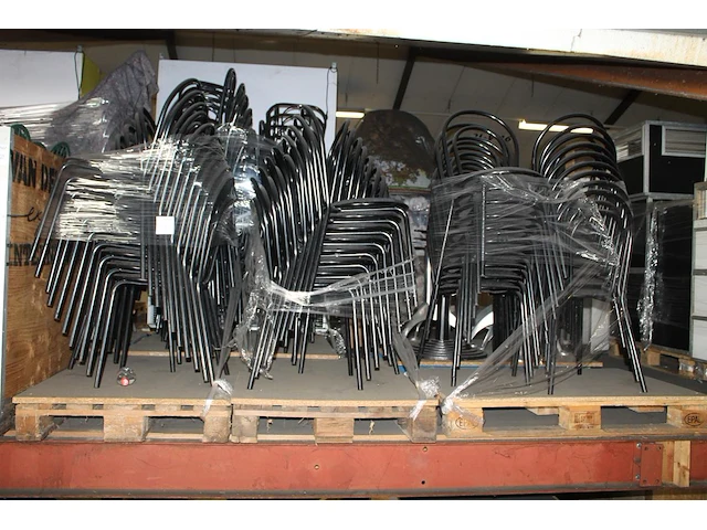 Bistrostoeltjes vv donkere bekleding, ca 50 stuks op 3 pallets. - afbeelding 1 van  3