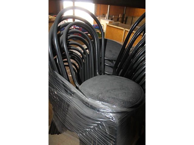 Bistrostoeltjes vv donkere bekleding, ca 50 stuks op 3 pallets. - afbeelding 2 van  3