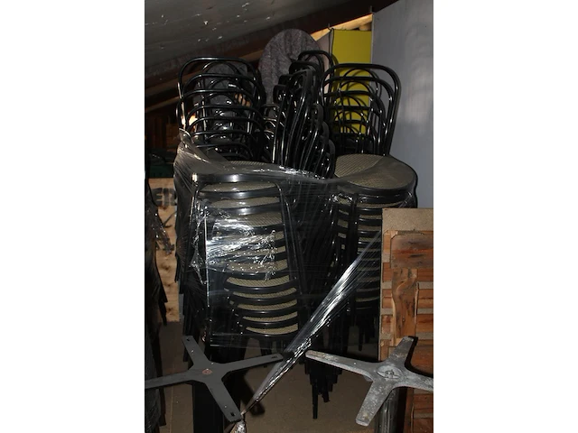 Bistrostoeltjes vv kunstrotan zitting ca 40 stuks op pallet. - afbeelding 2 van  3