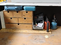 Bitjes, boortjes en bevestigingsmaterialen in en om houten organiser. - afbeelding 1 van  2