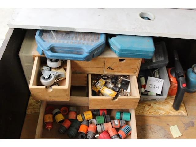 Bitjes, boortjes en bevestigingsmaterialen in en om houten organiser. - afbeelding 2 van  2