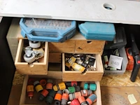 Bitjes, boortjes en bevestigingsmaterialen in en om houten organiser. - afbeelding 2 van  2