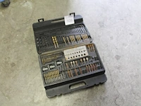 Bitjes en bootjes in koffer. - afbeelding 1 van  3