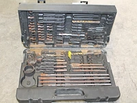 Bitjes en bootjes in koffer. - afbeelding 3 van  3