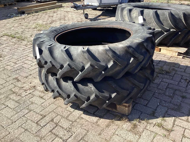 Bkt tr-135 tractor banden (2x) - afbeelding 1 van  8