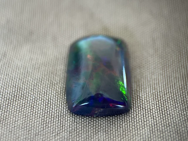 Black opal - 4.49 carat natuurlijke black opal - afbeelding 2 van  3