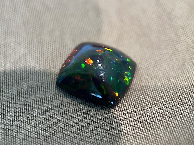 Black opal - 4.60 carat natuurlijke black opal - afbeelding 3 van  5
