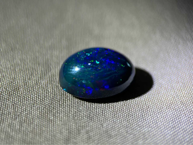 Black opal 7.64 ct - afbeelding 1 van  4