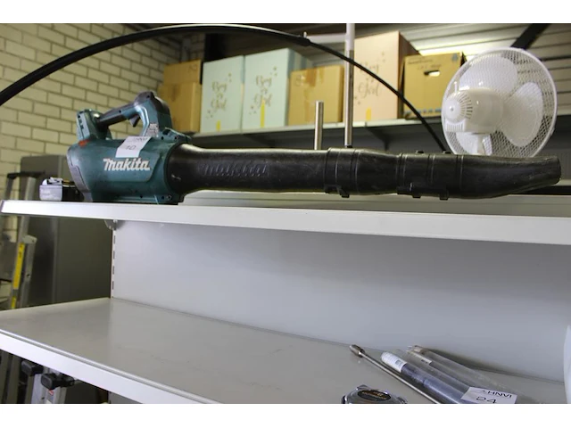 Bladblazer makita type dube84 met 5a accu. accuhouder is beschadigd. - afbeelding 2 van  3