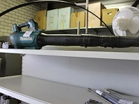 Bladblazer makita type dube84 met 5a accu. accuhouder is beschadigd. - afbeelding 2 van  3