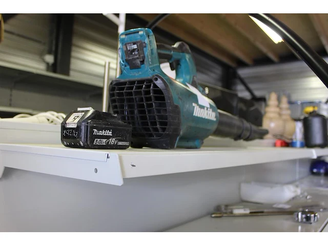 Bladblazer makita type dube84 met 5a accu. accuhouder is beschadigd. - afbeelding 3 van  3