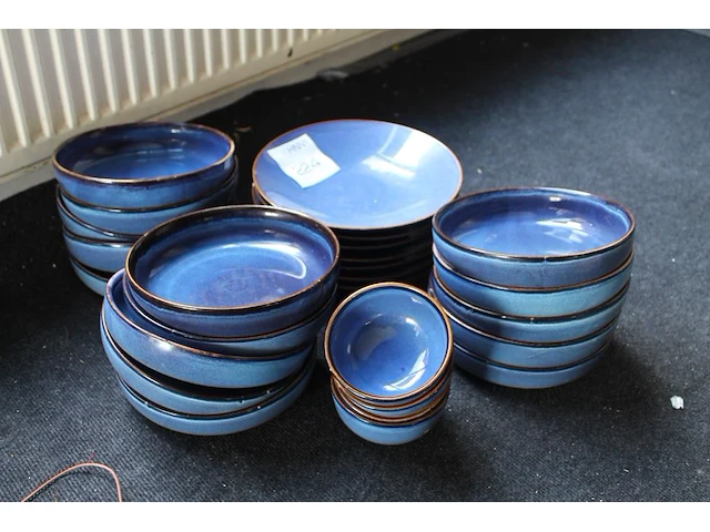 Blauw servies bestaande uit borden, kommen en schalen. - afbeelding 1 van  2
