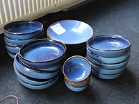 Blauw servies bestaande uit borden, kommen en schalen. - afbeelding 1 van  2