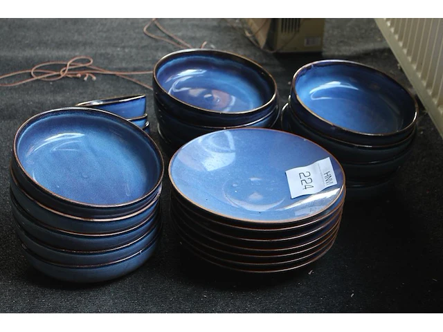 Blauw servies bestaande uit borden, kommen en schalen. - afbeelding 2 van  2