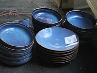 Blauw servies bestaande uit borden, kommen en schalen. - afbeelding 2 van  2