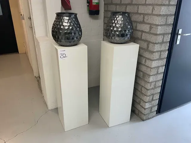 Bloempot met zuil - afbeelding 1 van  3